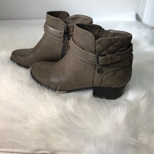 Liz Claiborne posh ankle boots taupe